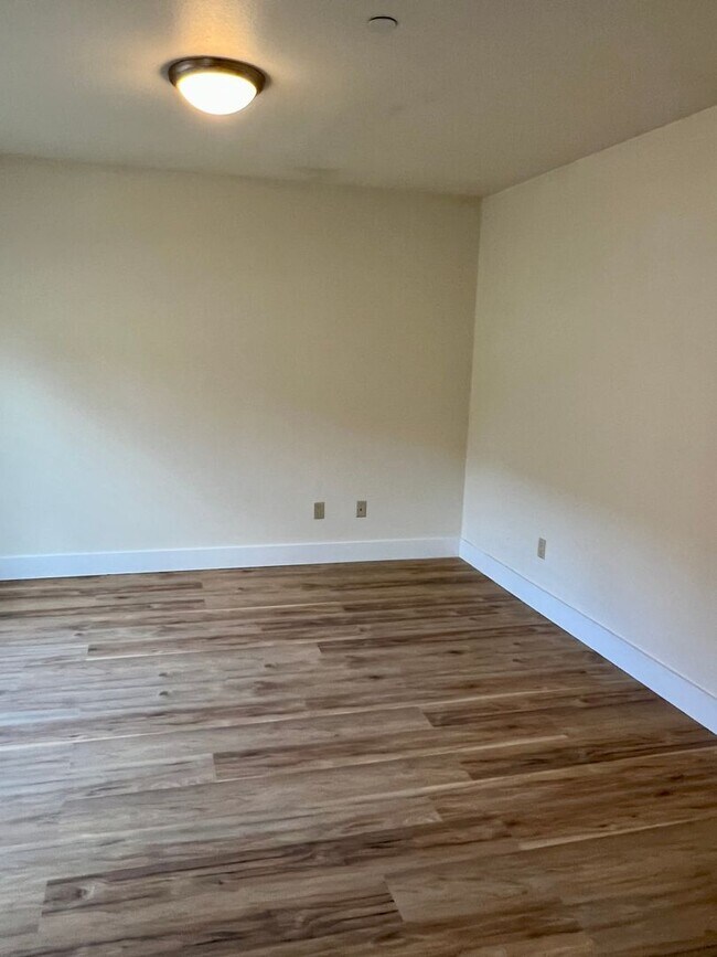 Building Photo - Townhome in Bremerton with beautiful view.