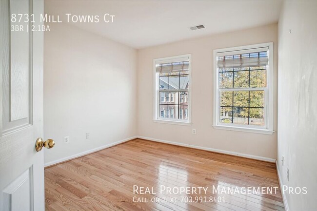 Building Photo - Bright & Spacious End-Unit Townhome – Perf...