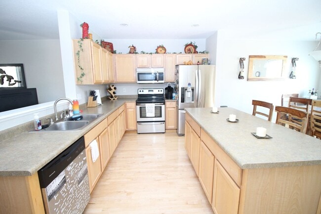 Building Photo - 6268 Riverdale Dr