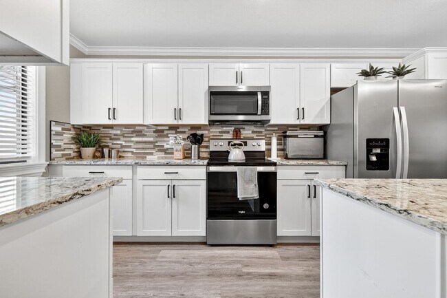 Building Photo - Two Bedroom Townhome W/ Garage!