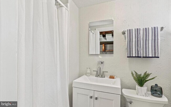 Building Photo - 403 Stratford Rd