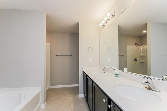 Building Photo - 387 Begonia Ct