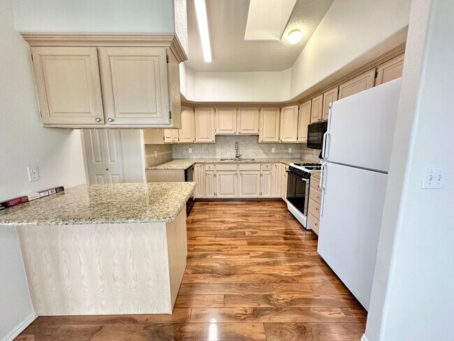 Building Photo - 4 bedrooms plus 2 additional areas. Price Reduced!!