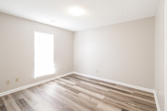 Building Photo - Inviting and Spacious 3 Bedroom Home in Summerville