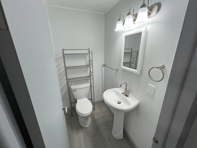 Building Photo - NEWLY REMODELED 3 BEDROOM HOME NEAR CIVIC ...
