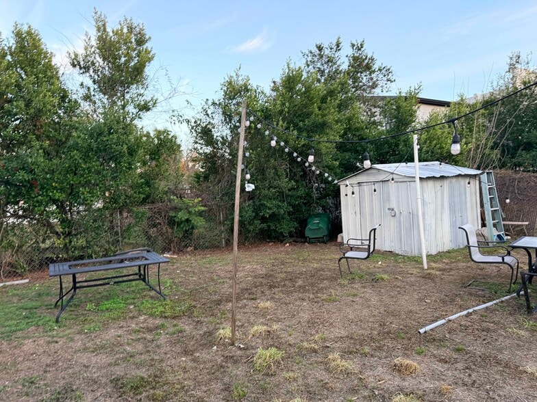 Building Photo - 4208 W La Salle St