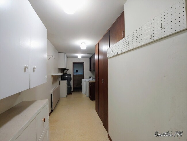 Building Photo - "Charming 2-Bed Retreat with Gleaming Hardwood Floors in Prime Seattle Location!"