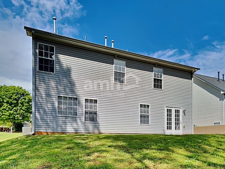 Building Photo - 208 MacKenzie Ct