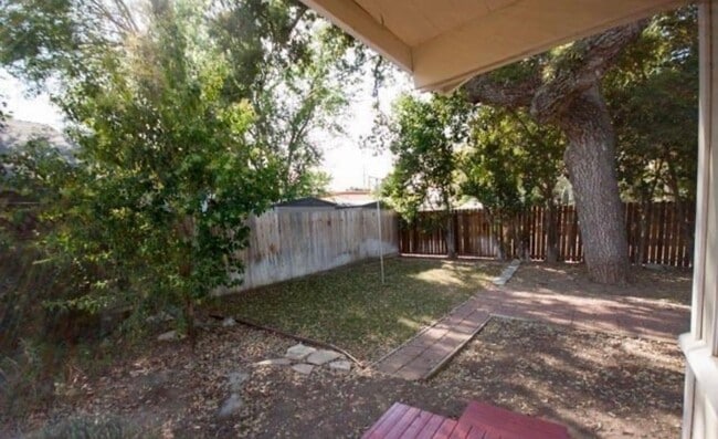 Building Photo - Beautiful 3 Bedroom 2 Bathroom Home Available 4/1/2026