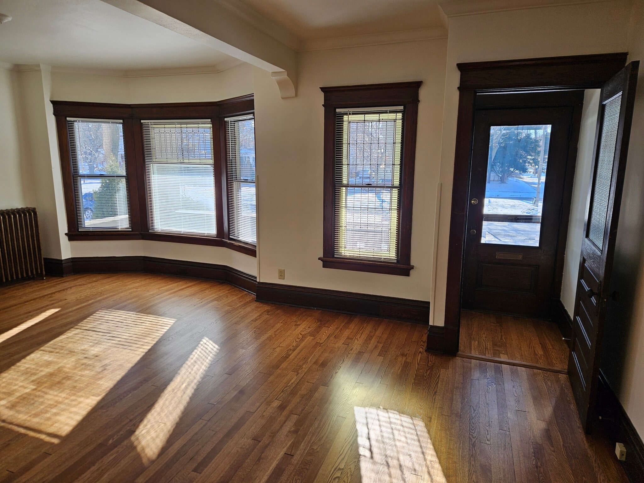 Building Photo - 1902 E Newberry Blvd