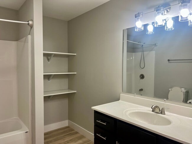 Building Photo - Beautiful home 3 minutes from ETSU!
