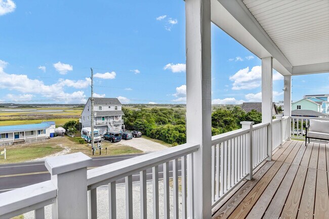 Building Photo - 822 S Topsail Dr