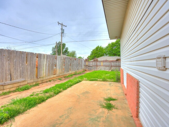 Building Photo - 1802 S Dille Ave