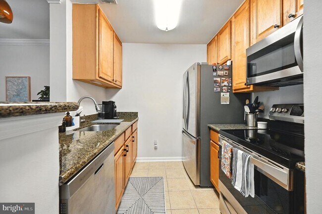 Building Photo - 3175 Summit Square Dr