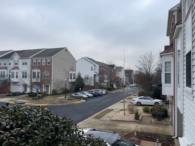Building Photo - Elegant And Spacious 3 Bed 3.5 Bath Townhome In Vibrant Loudon Parkway Center