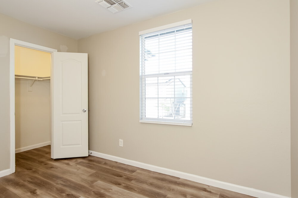 Building Photo - 18405 W Sunnyslope Ln