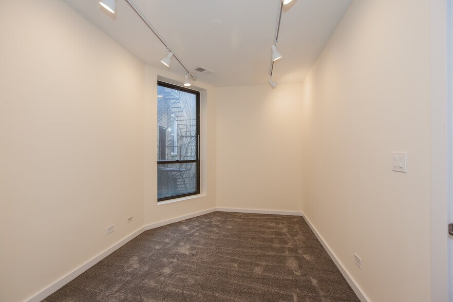 Building Photo - 2336 N Clark St