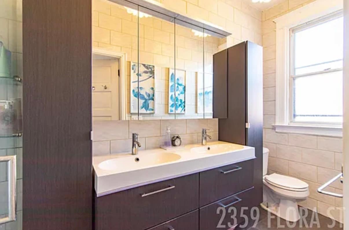 Bath room - 2359 Flora St