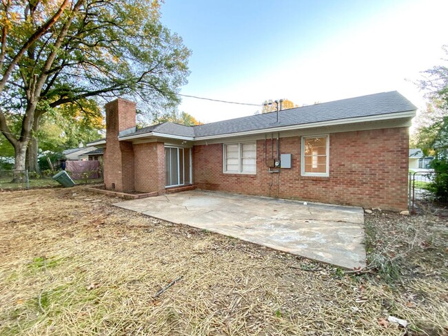 Building Photo - 3 bedroom 2 bathroom near Quince and Perkins