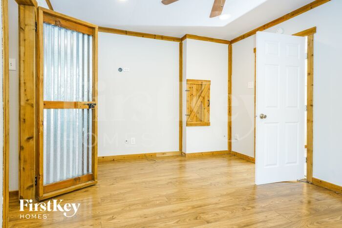 Building Photo - 206 E 5th St