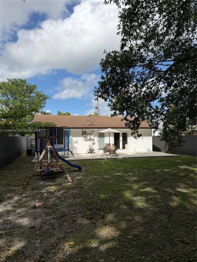 Building Photo - 10030 W Guava St