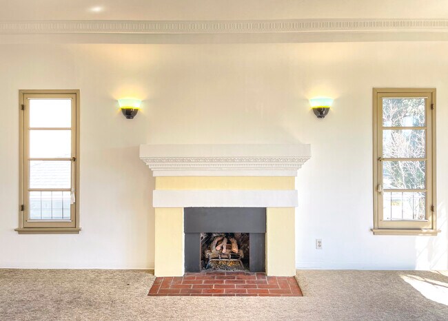 living room, looking north - 1017 S Stanley Ave