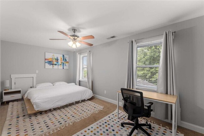 Building Photo - 1134 Knott St SE