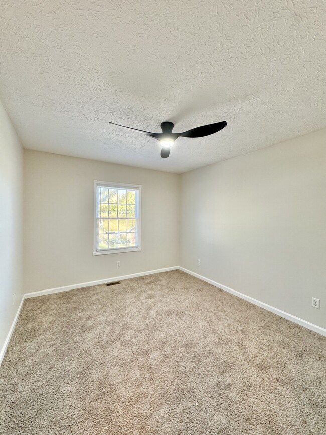 Building Photo - 550 Norwood Dr