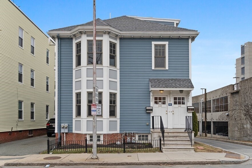 Building Photo - 131 Putnam Ave