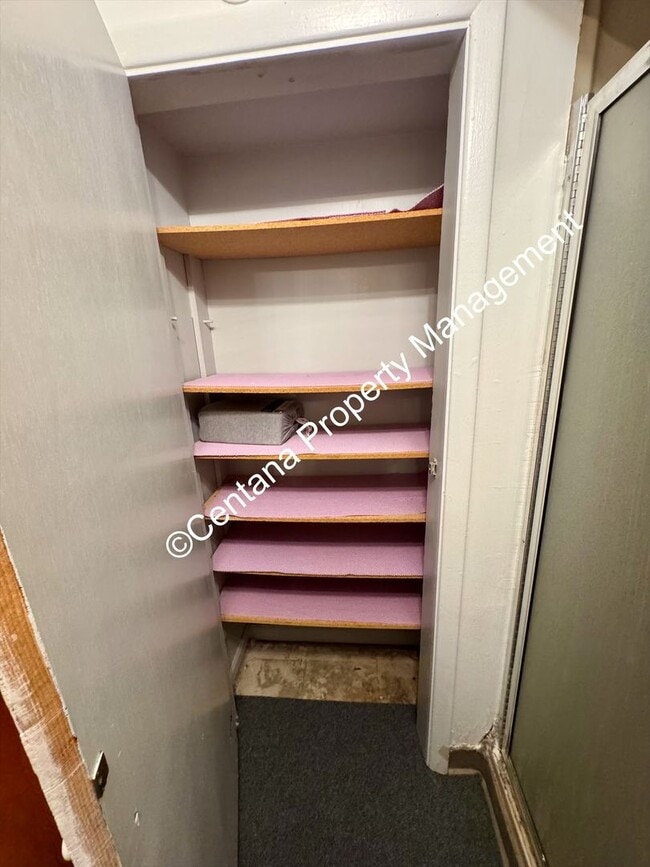 Building Photo - 2 Bedroom House on the Flats with a finish...