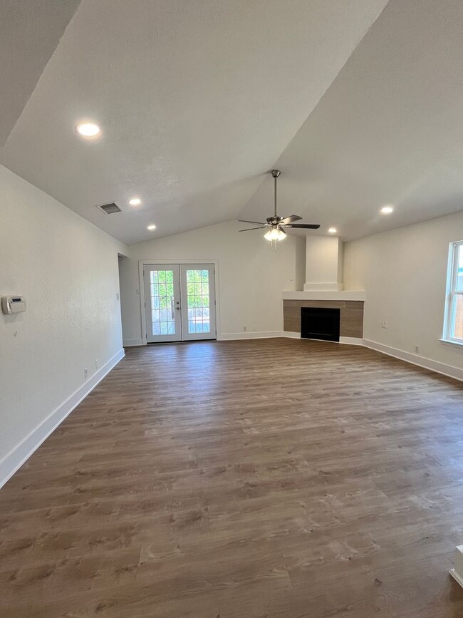 Building Photo - 4 Bedroom 2 Bath Near Lackland AFB **Conve...