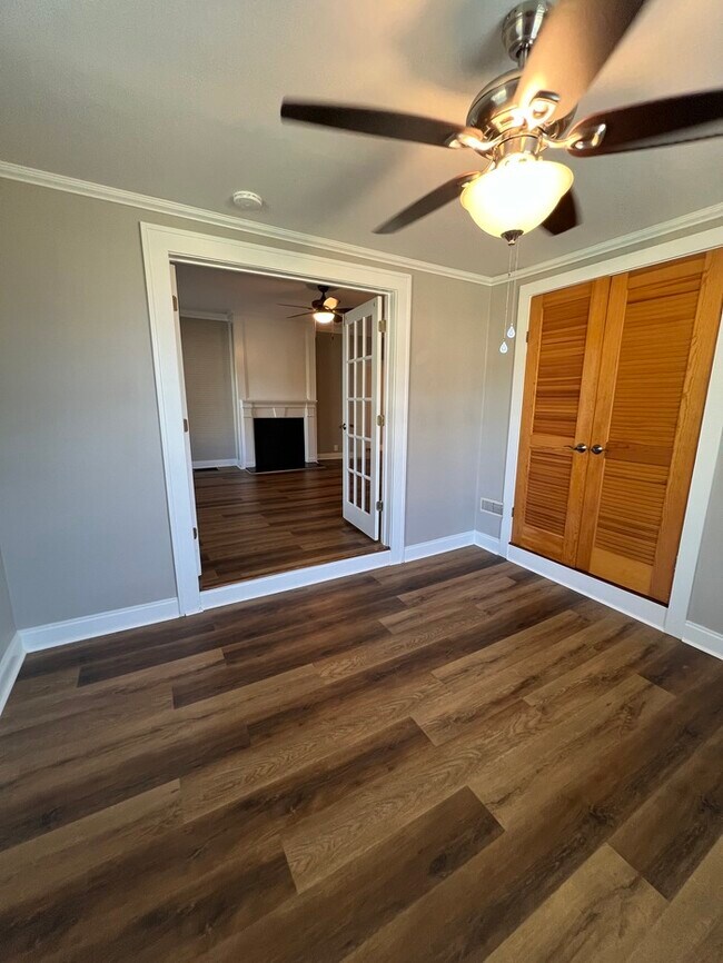 Building Photo - Historic mill house in hot Fort Mill SC with amazing kitchen!