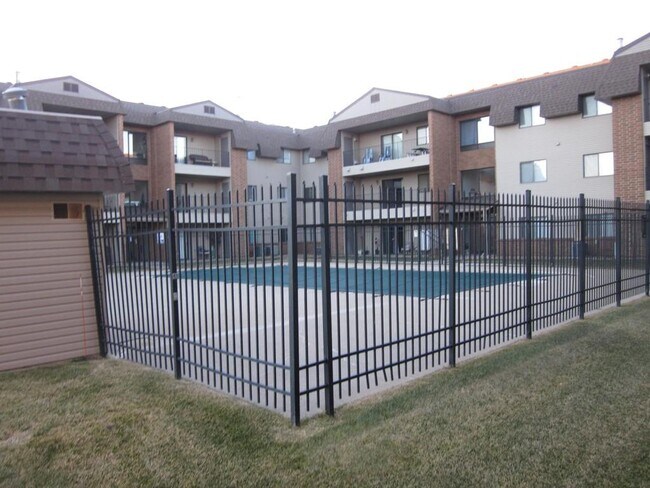 Building Photo - 1727 N Grandview Ln