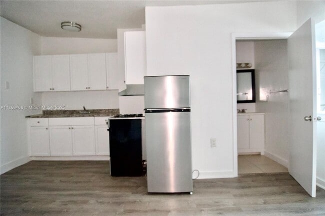 Building Photo - 501 SW 6th Ct