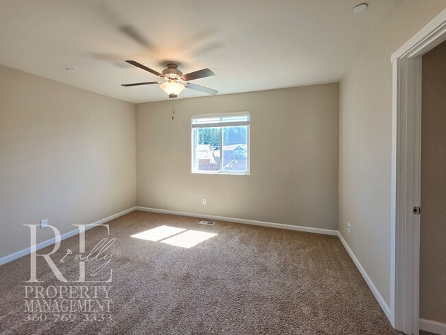 Building Photo - Bright Bremerton Home with A/C, and Fully Fenced Yard