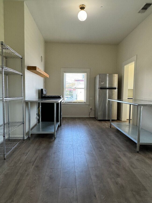 Building Photo - Remodeled 2bed/2bath HOME IN MIDTOWN! CENT...
