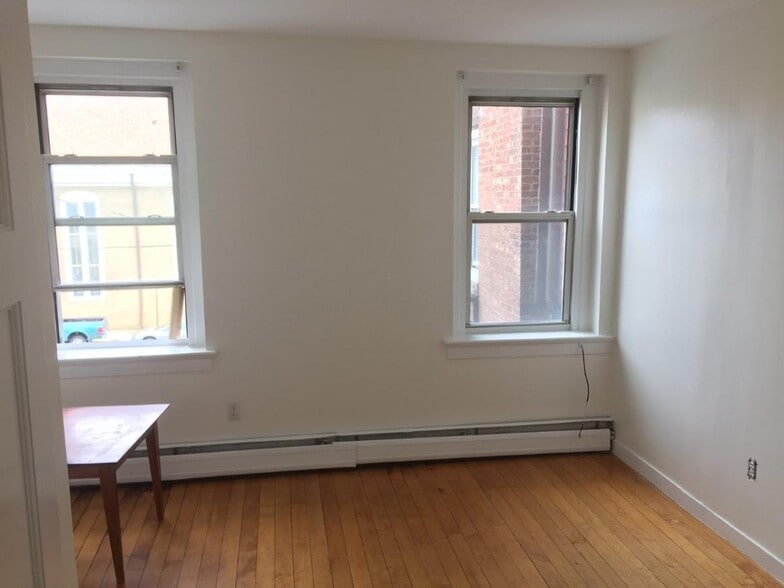 Building Photo - 374 Thames St