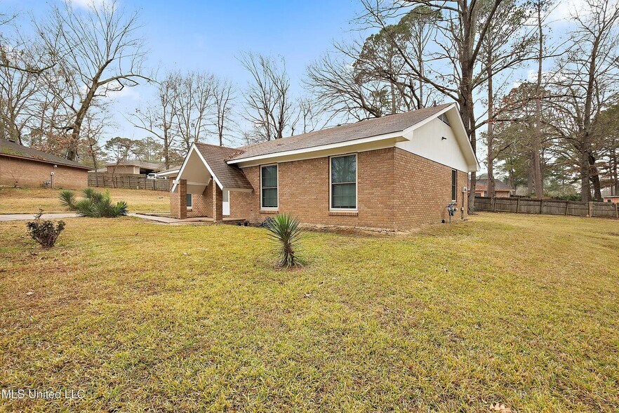 Building Photo - 18 Begonia Ct