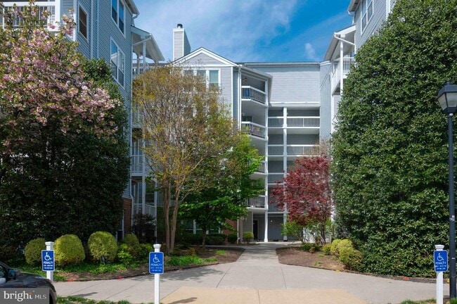 Building Photo - 3176 Summit Square Dr