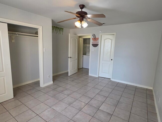 Building Photo - 207 Martingale
