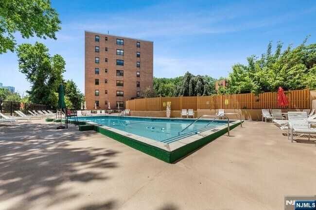 Building Photo - 2352 Linwood Ave