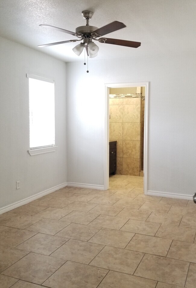 Building Photo - 420 Storeywood Dr