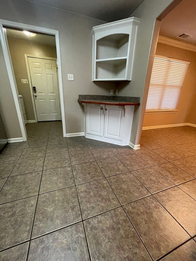 Building Photo - Convenient Sherwood Location