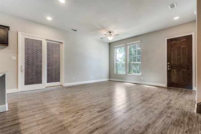 Building Photo - 616 Club Dr