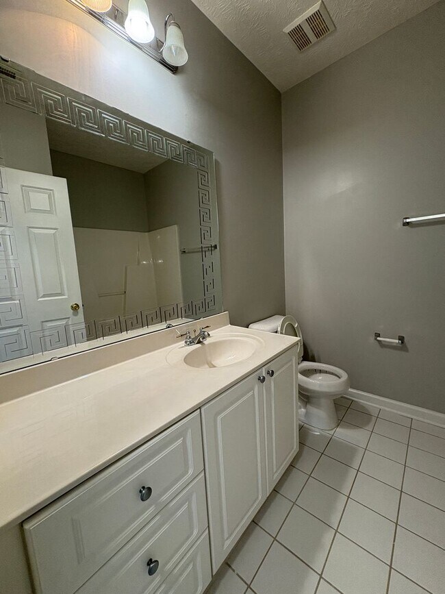 Building Photo - Beautiful 3 Bedroom and 2 Bath Apartment