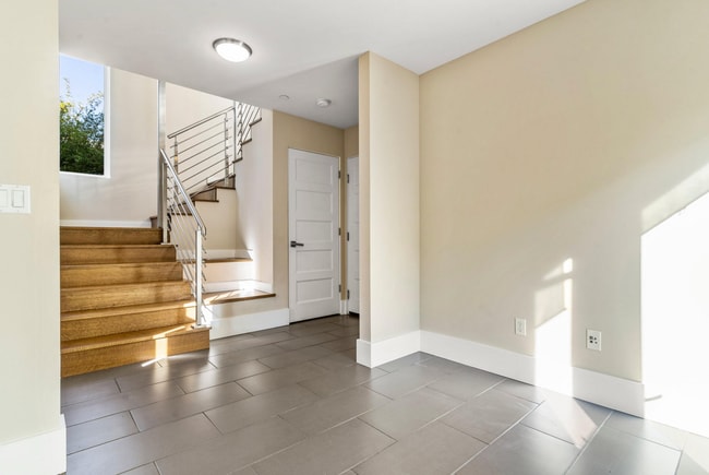 Building Photo - 13 Year "Young" 3 Bed, 3 Bath Contemporary Home- Steps to University Ave!