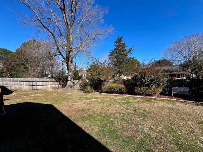 Building Photo - Beautiful Brick Ranch in the Stratford Cha...