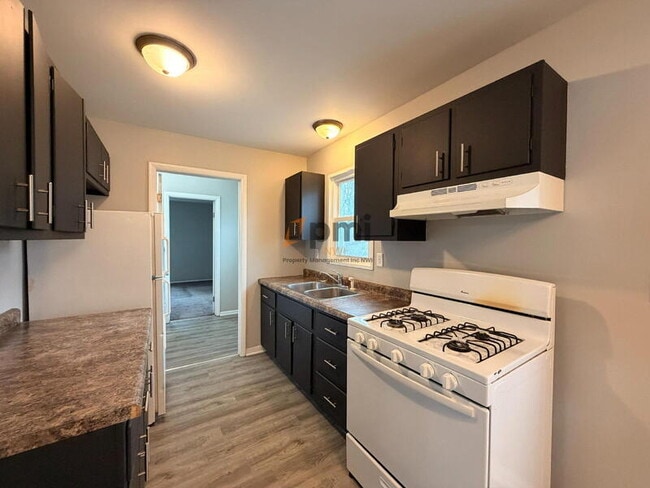 Building Photo - 325 Lahonda Dr