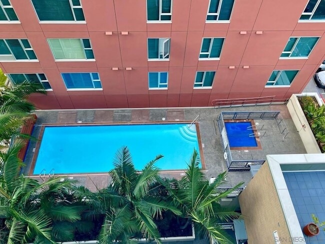 Building Photo - 300 W Beech St