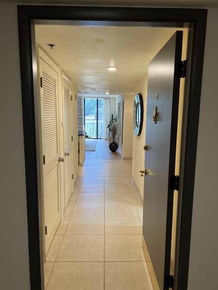 Building Photo - 400 E Colonial Dr
